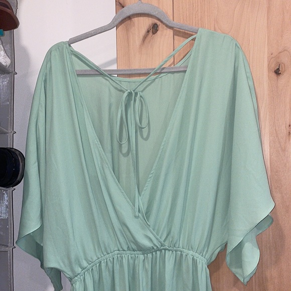 beautiful shorts romper has pockets. Elastic waist, open back with a tie. Pretty - Picture 2 of 3